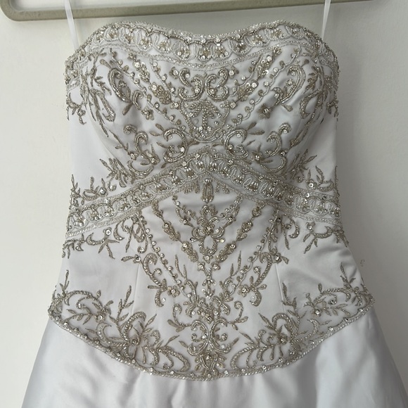 Sweetheart A-line strapless Wedding gown with Train, embroidery, sequins,size 10 - Picture 11 of 17